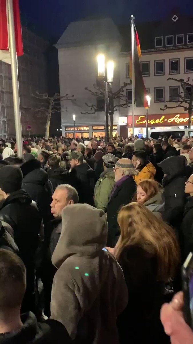 Tausende trauern hier in #Hanau. Die Stadt stellt sich dem #Rassismus entgegen! Das ist in der Trauer ein schönes Zeichen.