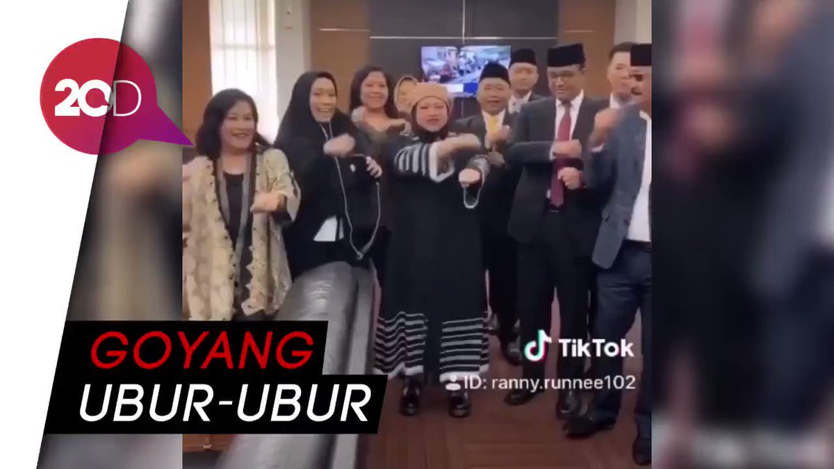 Gubernur DKI Jakarta Anies Baswedan bermain TikTok bersama sejumlah anggota DPRD DKI Jakarta. Ia memperagakan 'goyang ubur-ubur'. Begini gayanya!