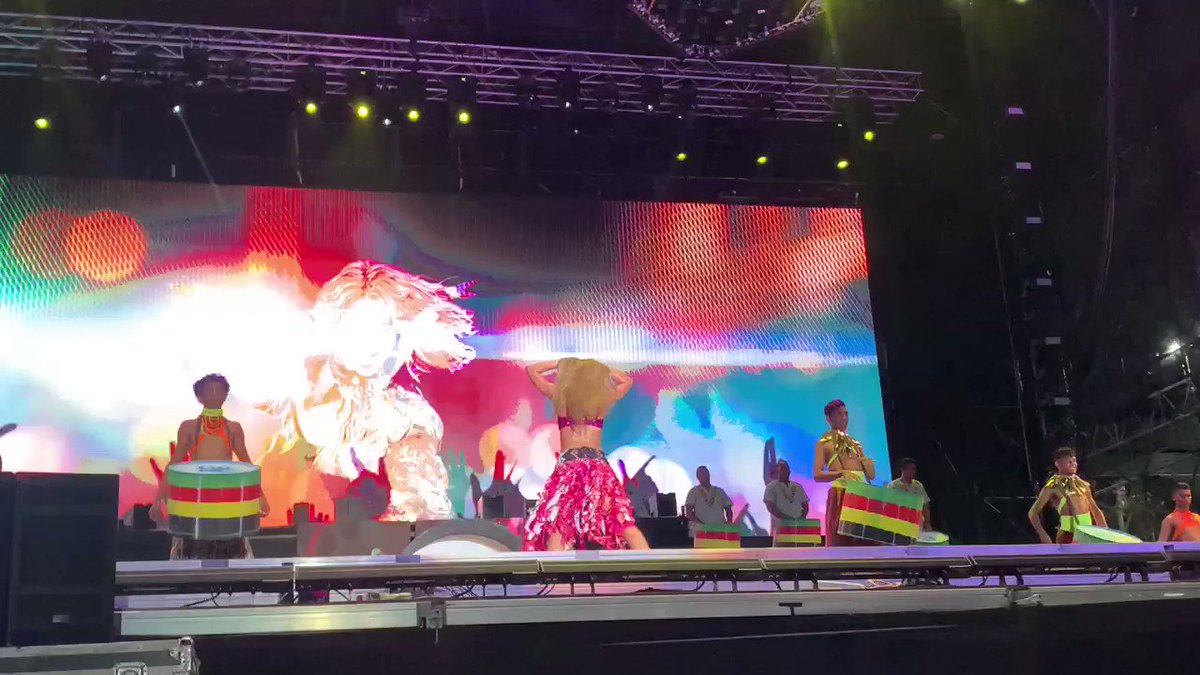 ¡Mueve las caderas @isabellachams!💃🏻 Como buena embajadora de las barranquilleras, al igual que @shakira, siempre nos sacas sonrisas con tu alegría de talla mundial.💥