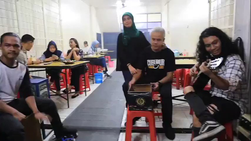 Gak tau kenapa kalau denger lagu ini ngerasanya masih muda aja. Kita sekelas kan?