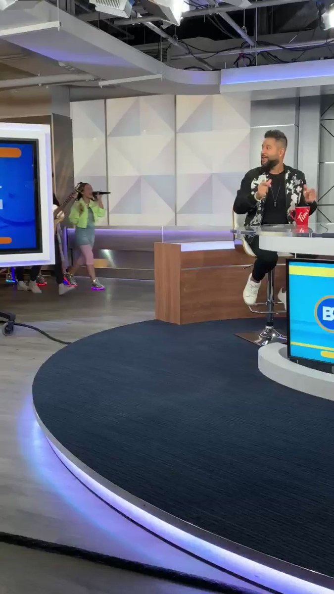 We’re bopping our way into the weekend with @MinipopKids! Stay tuned for their next performance LIVE at 8:30! 🎤💕