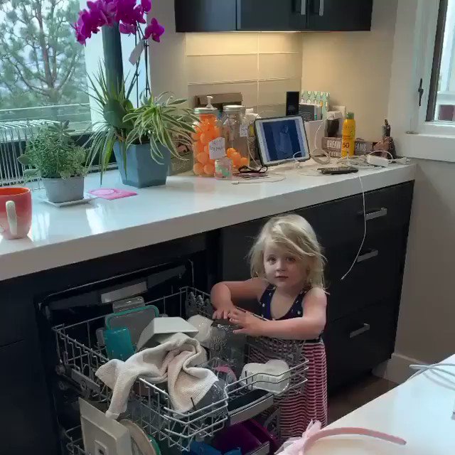 🌼FOLLOW👉🏻@mommieslifeofficial#momsofinstagram #chores #choresforkids #toddlersofinstagram 🎥@loveharder.momma