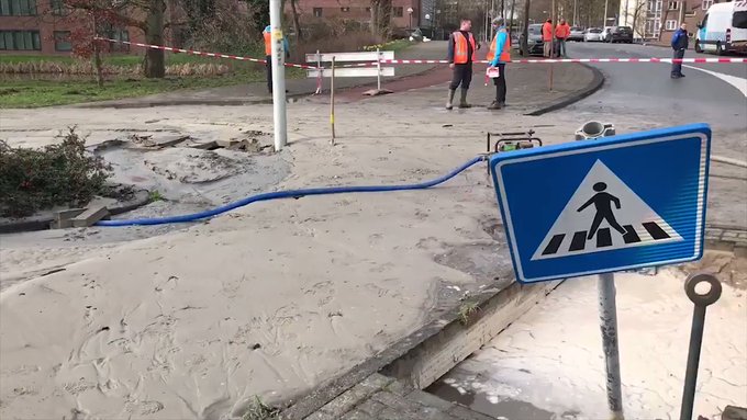 We repareren de gesprongen waterleiding op het #Aalsmeerplein. Ook dit weekend werken onze mannen door 💪 #lek