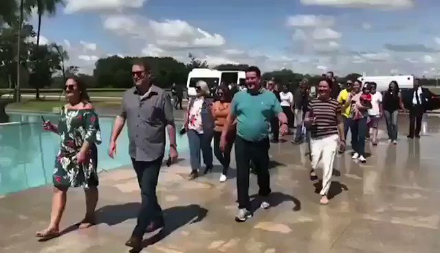Não me recordo se outro Presidente tenha mantido este laço com seu eleitor depois de 400 dias de Governo, e que muito menos os tenha recebido no Alvorada.
Sou gado,sou robô, sou do gabinetes do ódio, Só não sou pano de chão de ladrão.
#SouBolsonaroAte2026