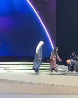 البروفيسور مجدي يعقوب وهوا طالع وقع محدش من الإعلام بتاعنا اتكلم عن الحفل اللي تم جمع مبلغ حوالي 400 مليون جنيه لعمل أكبر مستشفي في الشرق الأوسط ، الاعلام بتاعنا بيساعد الناس الفاشله واللعيبه قليله الأدب اللي كانو في نفس البلد ، المهرجان دلوقتي بينزل يوم واحد يعدي المليون مشاهدة