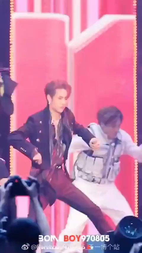 Bombboy ไม่เคยผิดหวัง เพราะนั่นคือ หวังงงงงอี้ป๋อออออ แป่ก ก๊าก๊าก๊า ..ค่ะคือโอเคค่ะ คลิปอี้ป๋อ EO ในคอน YH แซ่บลืมโลก