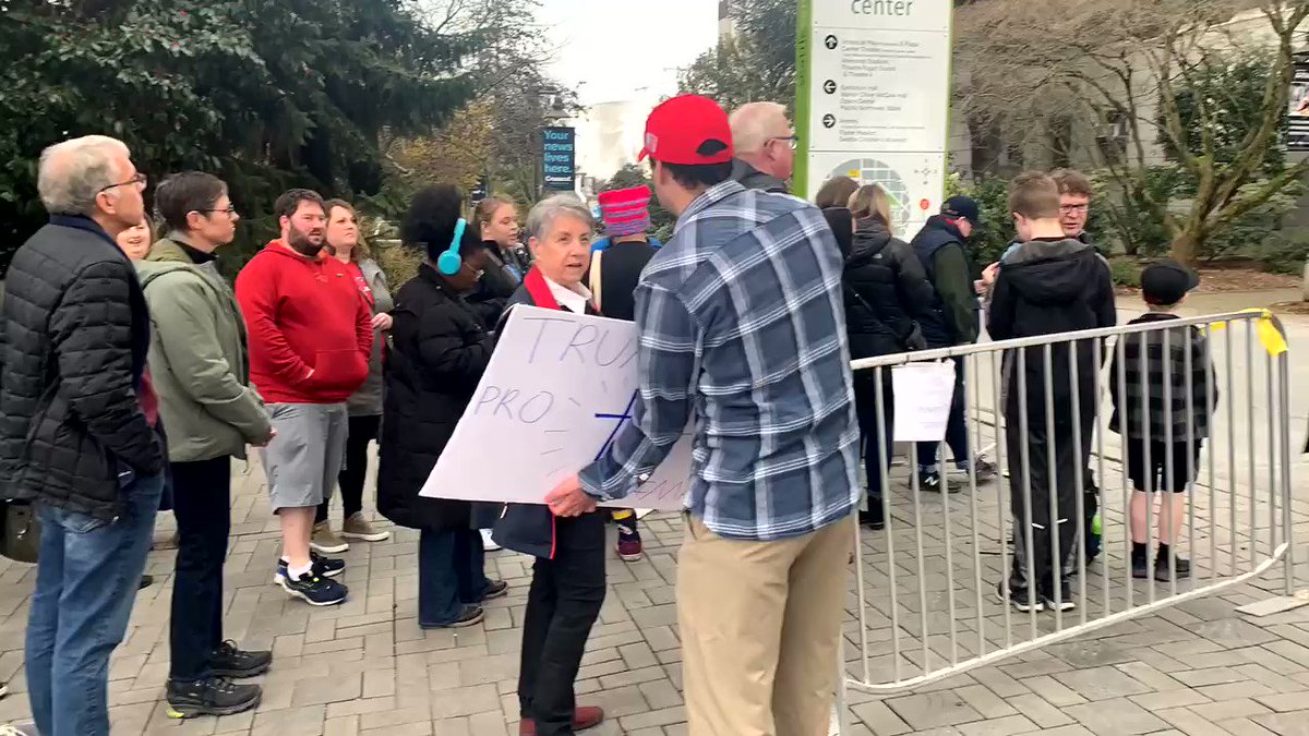 Molly Roecker (@mollyroecker) on Twitter photo 23/02/2020 02:49:18 This is the back half of the line waiting for @ewarren’s rally in Seattle, WA. This is the back half of the line waiting for @ewarren’s rally in Seattle, WA.