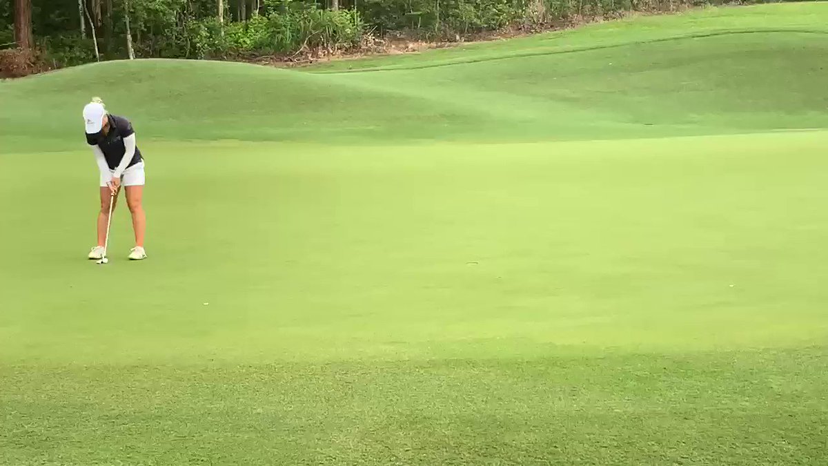 Obviously bored after a pedestrian par at 9, @Stephkyriacou2 gets back on the birdie train at 10. Now 22 under and 10 ahead at #AusLadiesClassic