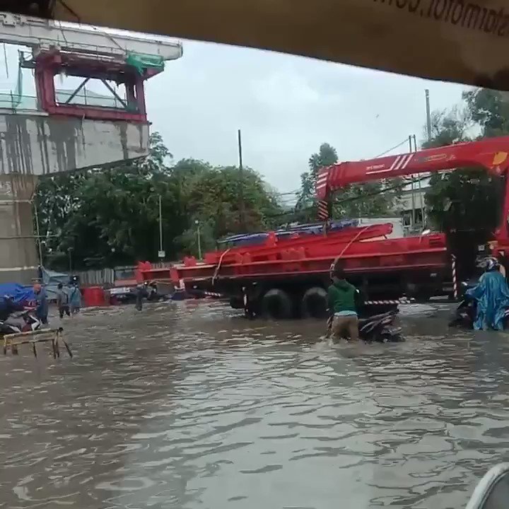 11:08 #Banjir 50-60 cm di depan Palad Jl. Raya Bekasi #Jakarta Timur, bagi kendaraan sejenis sedan dihimbau agar tidak melintas.