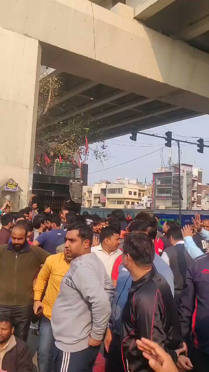 Now at Muajpur in suport of CAAमौजपुर चौक पर जाफराबाद के सामने कद बढ़ा नहीं करतेएड़ियां उठाने सेCAA वापस नहीं होगासड़कों पर बीबियाँ बिठाने से