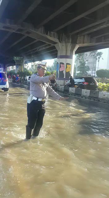 17.39 Genangan air sekitar 10 s/d 15 CM di Jl. A. Yani didpn GT. Cempaka Putih Jakpus masih bisa dilintasi kendaraan R2 dan R4. Agar tetap berhati2 bagi pengendara