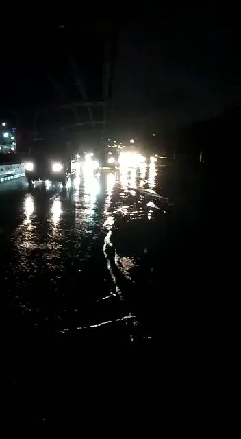 17.39 Genangan air sekitar 10 s/d 15 CM di Jl. A. Yani didpn GT. Cempaka Putih Jakpus.Tetap waspada dan berhati - hati dalam berkendara.