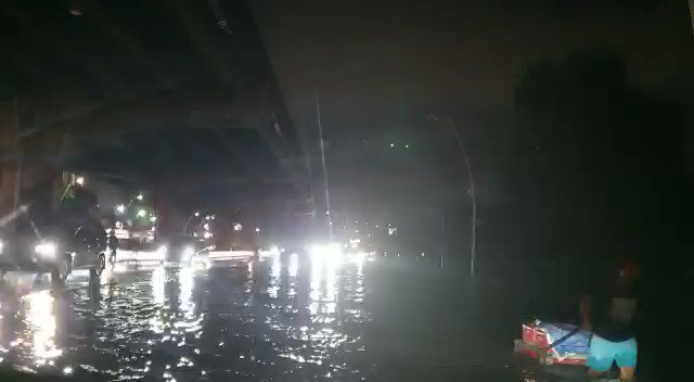 20:56 Kondisi arus lalin simpang Tl.Coca Cola ramai lancar #Polri pengaturan.