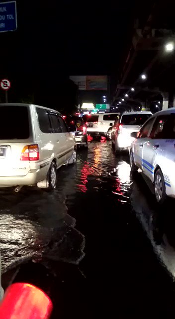 21:10 Genangan air di Pintu Tol Cempaka Putih mulai surut , pengguna jalan tetap waspada & hati2 , #Polri upaya pengaturan.