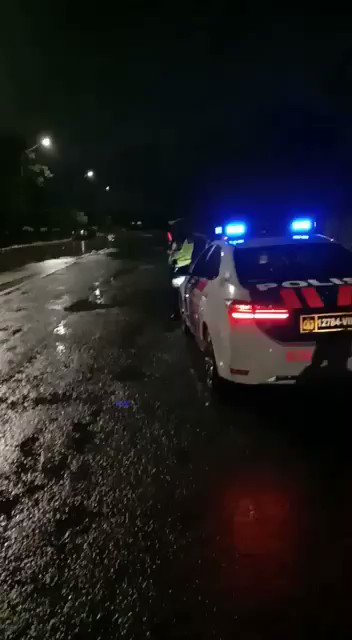22:16 Genangan air di depan KBN 70 cm& samping Gerbang Tol Semper 1 sekitar 80 cm, untuk pengendara sepeda motor melalui pintu masuk exit Rorotan di keluarkan exit semper.