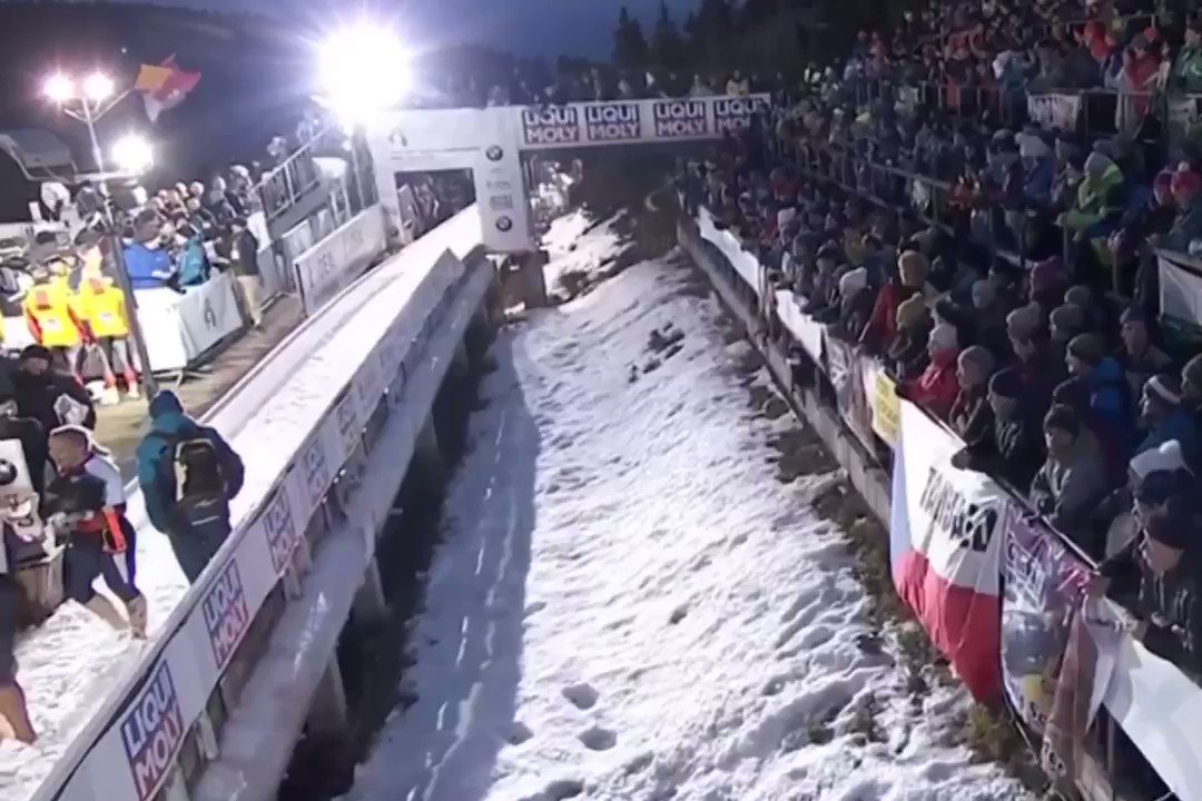 It was great to have @JamieGreubel there cheering for us. Bringing her flag from 2014 olympic podium & allowing us to borrow it for this moment was amazing! Meant more to me than any word. Strong women raise each other up. @TeamUSA @USABS @IBSFsliding https://t.co/GoGfFVFMs4