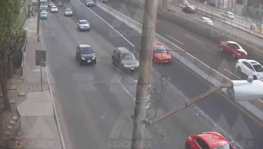 ASÍ CAYÓ DESDE el SEGUNDO PISO del PERIFÉRICO una CAMIONETALas cámaras del @C5Edomex captaron así, el accidente de este domingo.Alan, el conductor de 25 años, salió proyectado unos 20 metros….Cuerpos de rescate llegaron para ayudarlo !