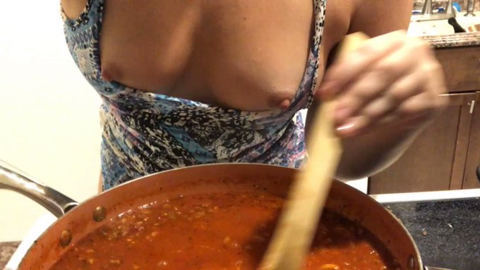 How to get your man home in a snap!  #peachez #cookingWithPeachez https://t.co/q8ab7rKG1B<a href="/tag/peachez"class="tags">#peachez</a><a href="/tag/cookingwithpeachez"class="tags"><span>#cookingwithpeachez</span></a>