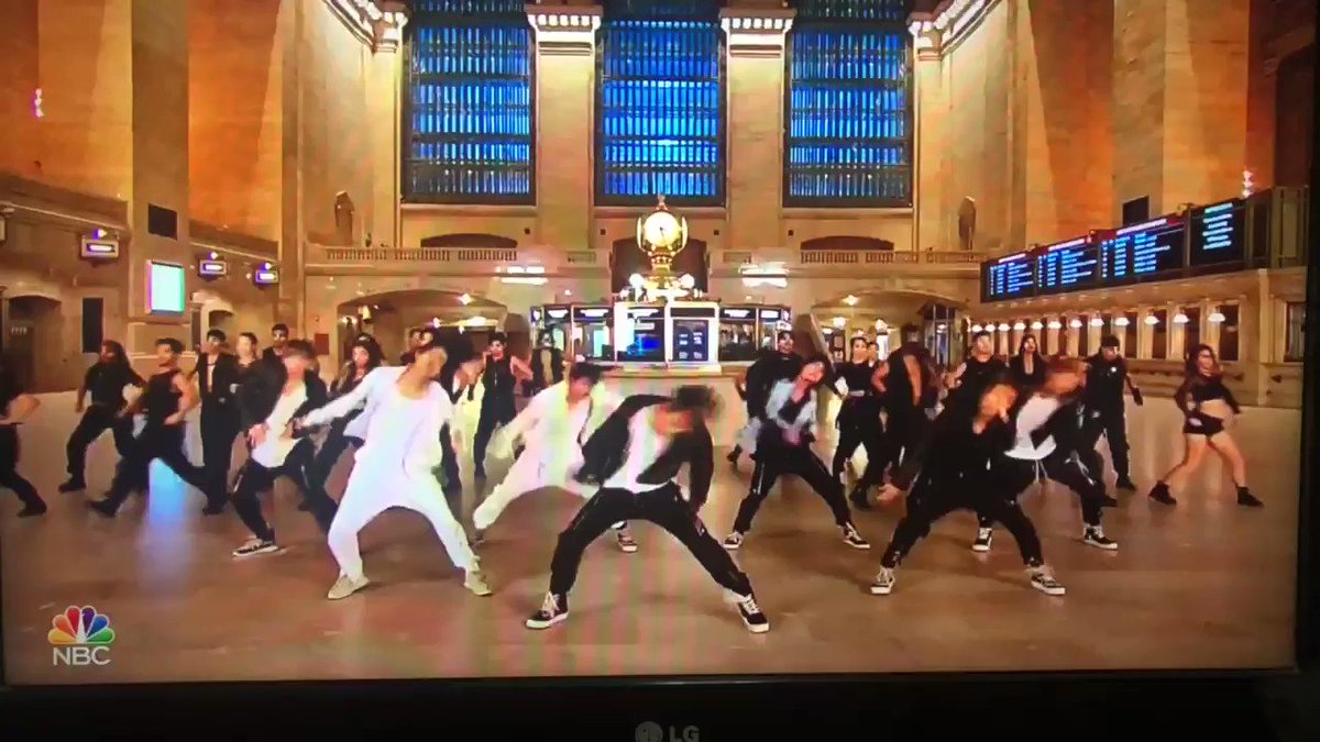 13 SEGUNDOS Y YA ESTOY MURIENDO MΓS NA NA NA HAKDVSKDVSKDBSKDBSID TREMENDA PERFORMANCE
#BTSonFallon @BTS_twt