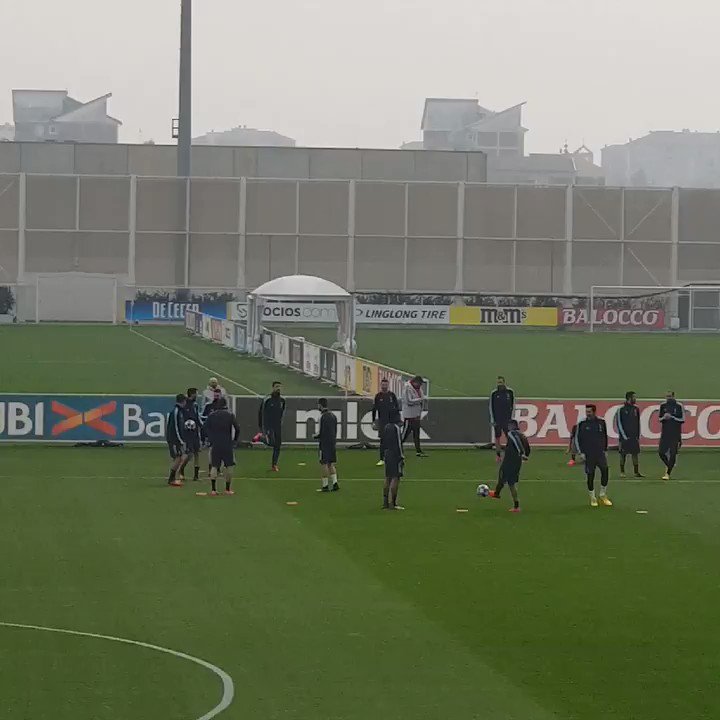 Ready to limber up for #OLJuve! ๐โโ๏ธ๐ช
๐น๐ด Our training sesh LIVE now on @JuventusTV โก๏ธ http://tv.juventus.com/enย
#JuveUCL