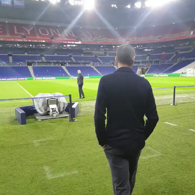 Il Mister e @bonucci_leo19 sul terreno di gioco dell' @OL 🇫🇷
#OLJuve https://twitter.com/juventusfc/status/1232367828151525382 …