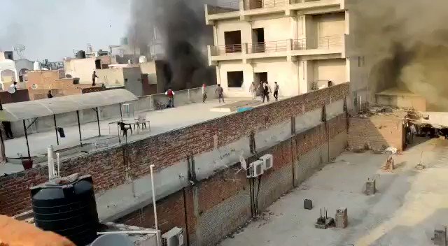 दिल्ली में हुई हिंसा में आम आदमी पार्टी के पार्षद ताहिर हुसैन का नाम सामने आ रहा है इस वीडियो में #ArrestTahirHussain के सारे पर हिंसा की जा रही है, अब समझ आया 62 विधायकों वाली आम आदमी पार्टी के विधायक और पार्षद पिछले 3 दिनों से क्या कर रहे थे ?