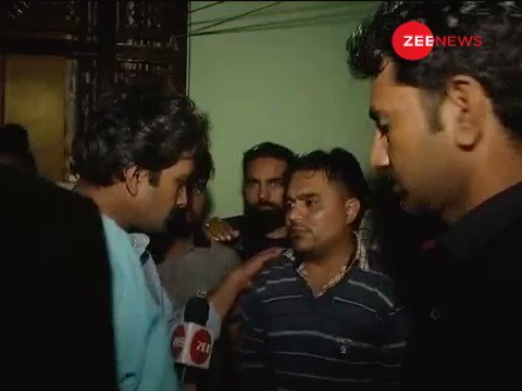 आज मैं IB कर्मचारी अंकित शर्मा के घर गया।अंकित के भाई ने उसकी हत्या के लिए AAP के नेता ताहिर हुस्सैन का नाम लिया है।अगर सच सुनने की हिम्मत है तो ये बयान सुन लीजिए और फिर फ़ैसला कीजिए।#DangeKaSachOnZee
