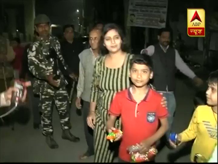आज मास्टरस्ट्रोक मौजपुर से हुआ। कार्यक्रम के दौरान ही कुछ बच्चे हाथ में बिस्किट लिए अर्धसैनिक बल और पुलिस के जवानों के पास पहुँचे। इनमें से एक बच्ची का डर और उस डर को हराते पुलिस अंकल का ये विडियो बहुत कुछ कहता है। इन बच्चों के लिए हम कैसा भविष्य तैयार कर रहे हैं? @ABPNews