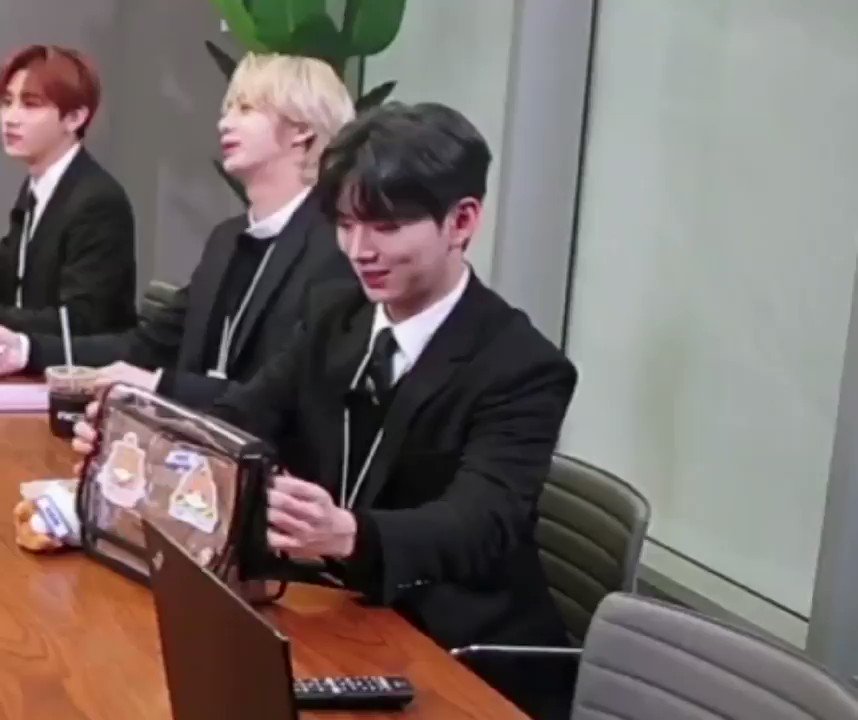 Look at Kihyun pouring all of his attention to put and straighten up his crossbody bag on the table 🥺