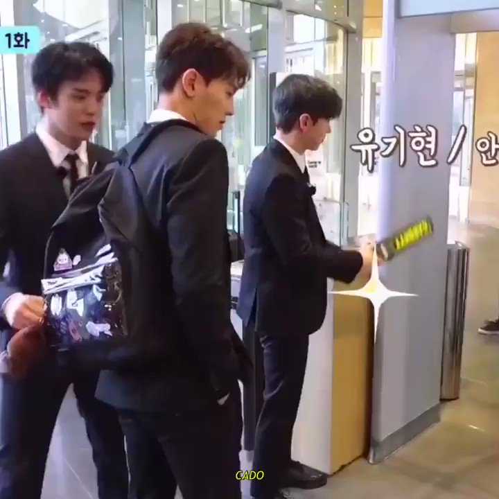 Bruh kihyun was so busy and amazed with the security things so shownu was the one who caught his bag