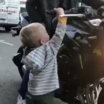 【こうやって成長するんだね】バイクのアクセルを回してにこっと笑う男の子