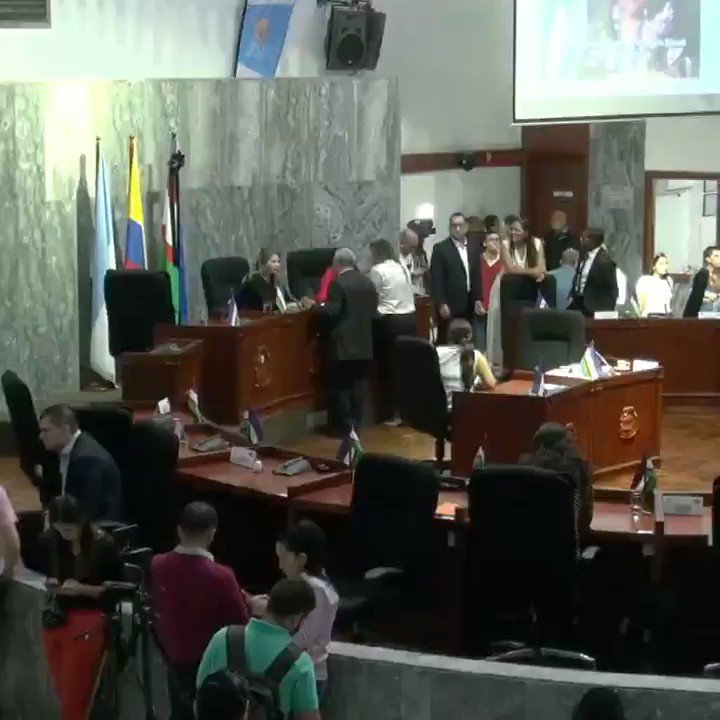 En Plenaria del #ConcejodeCali posesionamos hoy al nuevo Personero Distrital Harold Andrés Cortés, quien obtuvo una puntuación de 84.25%, y resultó elegido con 17 votos a favor:https://www.facebook.com/AudrytoroE/videos/678146429591759/ … #AudryToro Presidenta del @ConcejoCali #CaliCO @FenalperCo @personeriacali