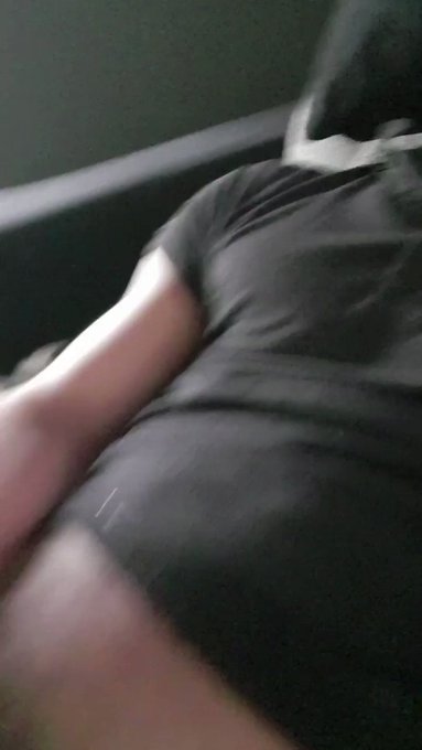 Apres 7 jours de tenue de couilles pleines!!! Je vous fais un jet de pompier beaucoup de sperme a venir