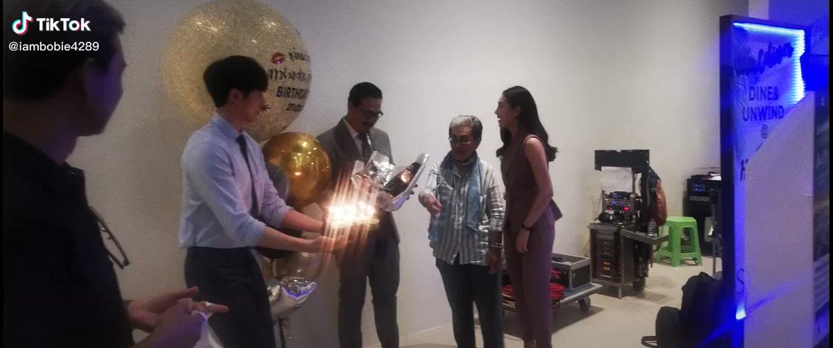 Kirk Schiller kissed Kongthap Peak on the head after Peak, Bella and DARE TO LOVE filming crew wished him a happy birthday
Cr. TikTok@iambobie4289
#DareToLove #ให้รักพิพากษา
#KirkSchiller #เกริกชิลเลอร์
#BellaRanee #BellaCampen #เบลล่าราณี
#KongthapPeak #Peak #픽 #กองทัพพีค