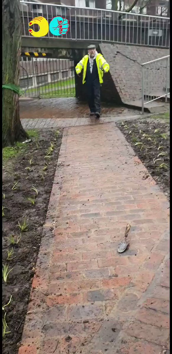 👨🌾 A #gardener needs to #walkthewalk not just #talkthetalk And get #bulbplanting no what the #Weather come #rainorshine or #cold be time 🌬