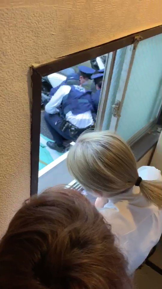 動画 パンツ一丁で滅びのバーストストリームを放った中年男性 大量の警官に取り押さえられる Togetter 動画 パンツ一丁で滅びのバーストストリームを放った中年男性 大量の警官に取り押さえられる Togetter