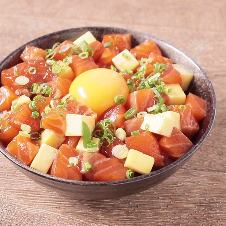 材料を漬け込んでごはんの上へ乗せるだけ！「サーモンチーズのガーリックしょうゆ漬け丼」の作り方！