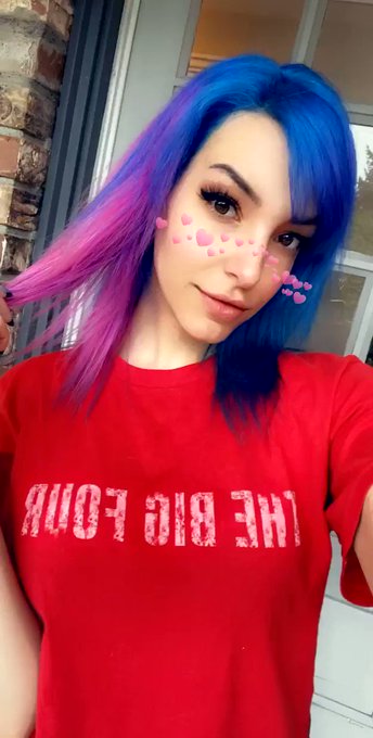 Oh also i obviously changed my hair lol. I flipped the pink and the blue! I think I’m gonna add pink