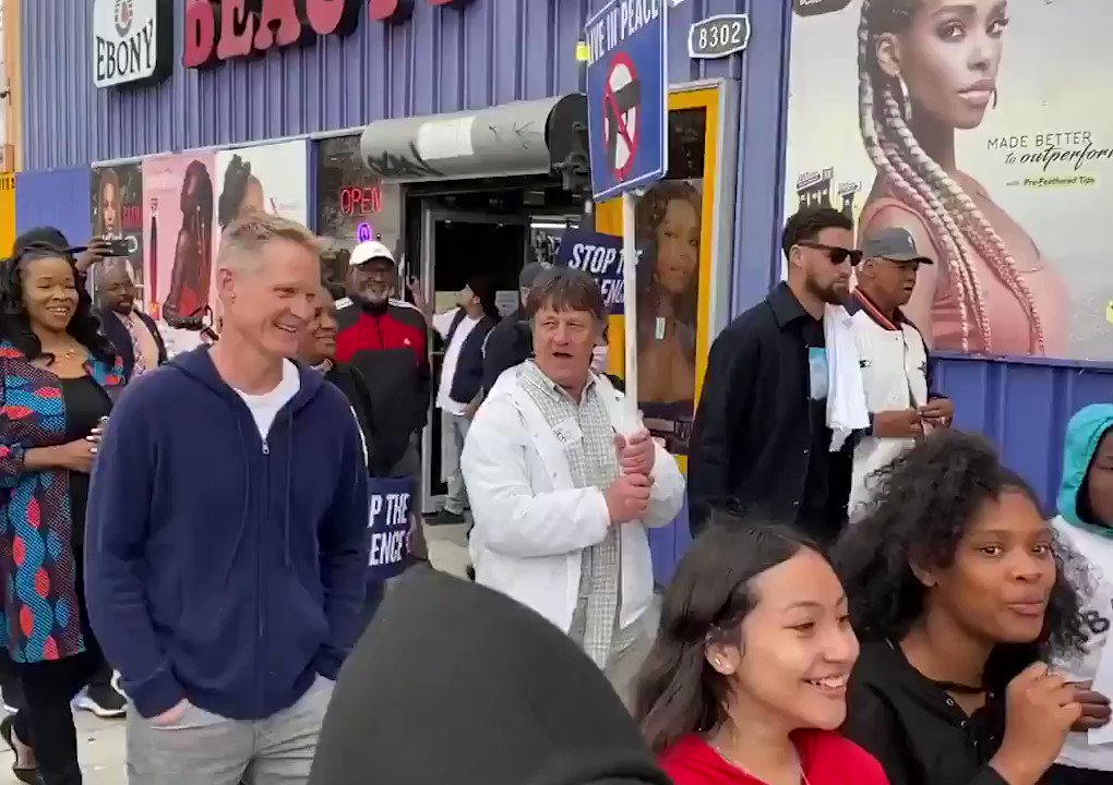 [花邊] Kerr和KT參加奧克蘭減少槍枝暴力遊行