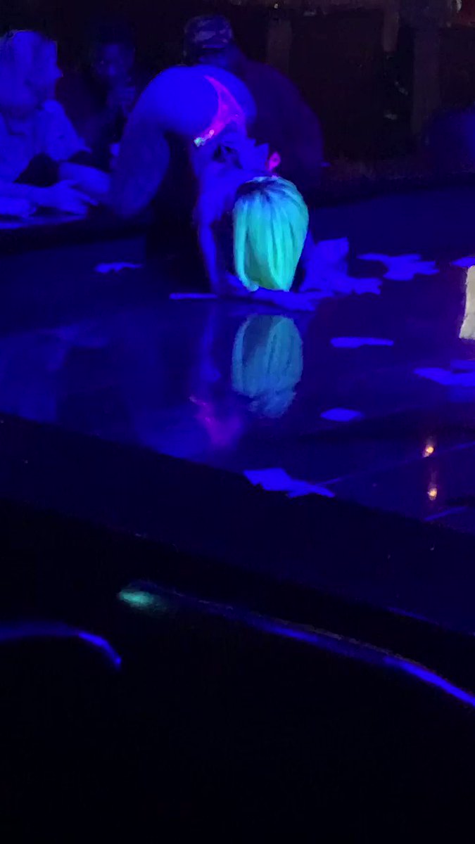 Entertainer of the year glows in the Dark. #number1 #FridayFeeling #damesngamesvn #Vannuys #vip #damegirl #dancers #Entertainment #sportsbar https://t.co/CO2Zrl54vq