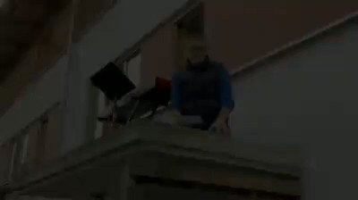 Bamberg, Baviera.
Guardate un po' in questo piccolo comune tedesco cos'hanno organizzato per farci sentire la loro vicinanza... Bella Ciao in italiano!
A cantare è un'intera strada, compresi i bambini.
Danke ❤️ https://t.co/ry15UXaFwp