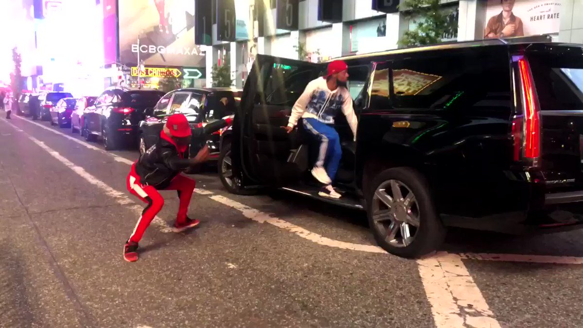 交通渋滞が発生した結果？黒人が踊り始めたwww
