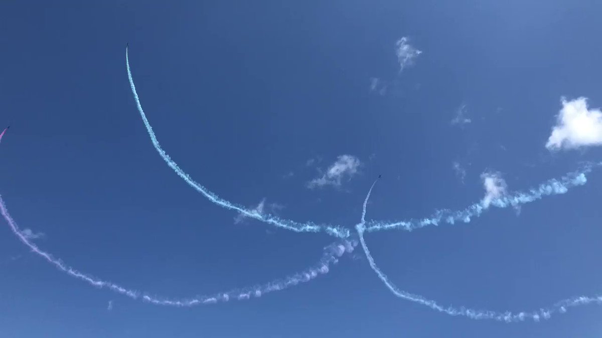 ブルーインパルスが空にオリンピックシンボルを描くも強風で流されてしまう Togetter ブルーインパルスが空にオリンピックシンボルを描くも強風で流されてしまう Togetter