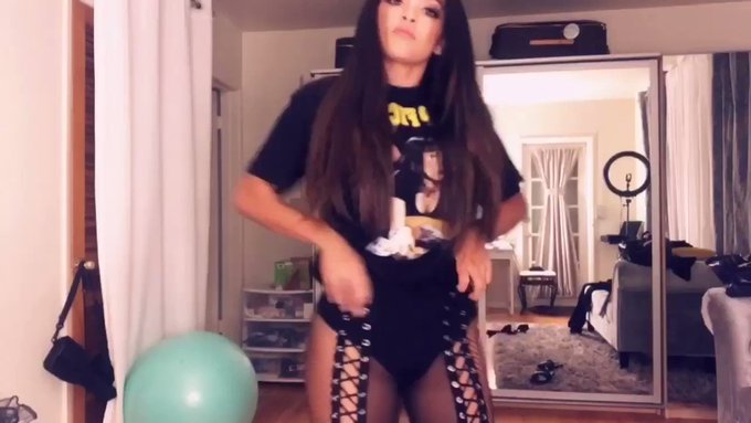 Sunday fun playing dress up and trying not to get too bored lol 

https://t.co/PmIGtoFbO7 https://t.