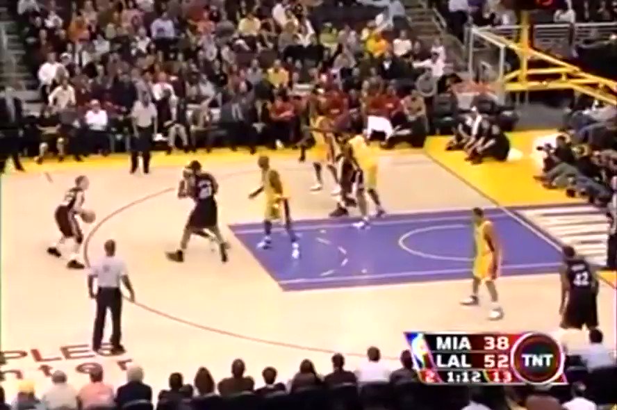 Happy birthday Andrew Bynum. The Big Shamrock has a present for you! Haha! Stupid Lakers. 

