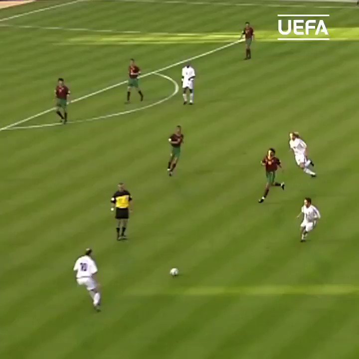 On parle beaucoup du France - Brésil 2006, mais ce match de Zizou contre le Portugal à l'Euro 2000 c'est de l'amour 😱🇨🇵🇵🇹
https://t.co/bPqLYggieU