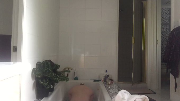 Cold dip today after the sauna (Twitter has a limit on vid length so couldn&rsquo;t post the first part but