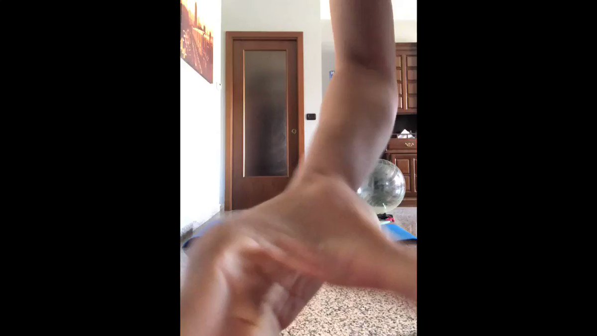 Io #restoacasa ma un modo per allenarmi lo trovo sempre 😜🏋🏼♀️ e voi cosa fate ?
IN PERIODI COME QUESTO, ABBIAMO BISOGNO DI ESSERE PIÙ CREATIVI DEL SOLITO E TROVARE IL MODO GIUSTO DI PRENDERCI CURA GLI UNI DEGLI ALTRI. FACCIAMOLO INSIEME, PROPRIO COME UN #HOMETEAM @adidas