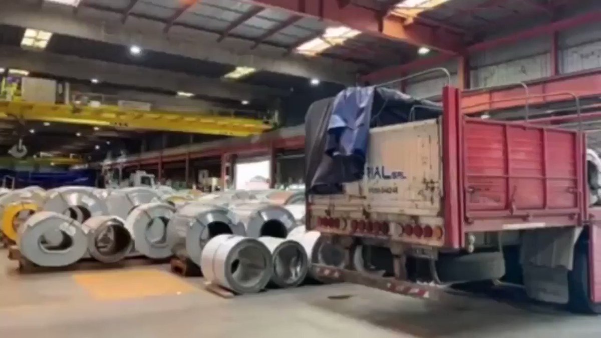 Acero para hacer hospitales. Ayer, en un operativo especial y en tiempo récord, logramos entregar 272 toneladas de acero Ternium que serán destinadas a la fabricación de hospitales modulares para paliar la emergencia sanitaria #CoronavirusArgentina. https://t.co/YYxPL1RTDd