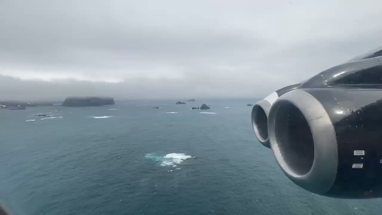 Leeman 動画で南極旅行体験 クルーの自己紹介を兼ねたブリーフィングを終えた後は夕食 コースの日とビュッフェの日があるが この日はビュッフェ 予想外に料理のクオリティが高くて大満足 そして南極 海を眺めながらの食事は至福の極み